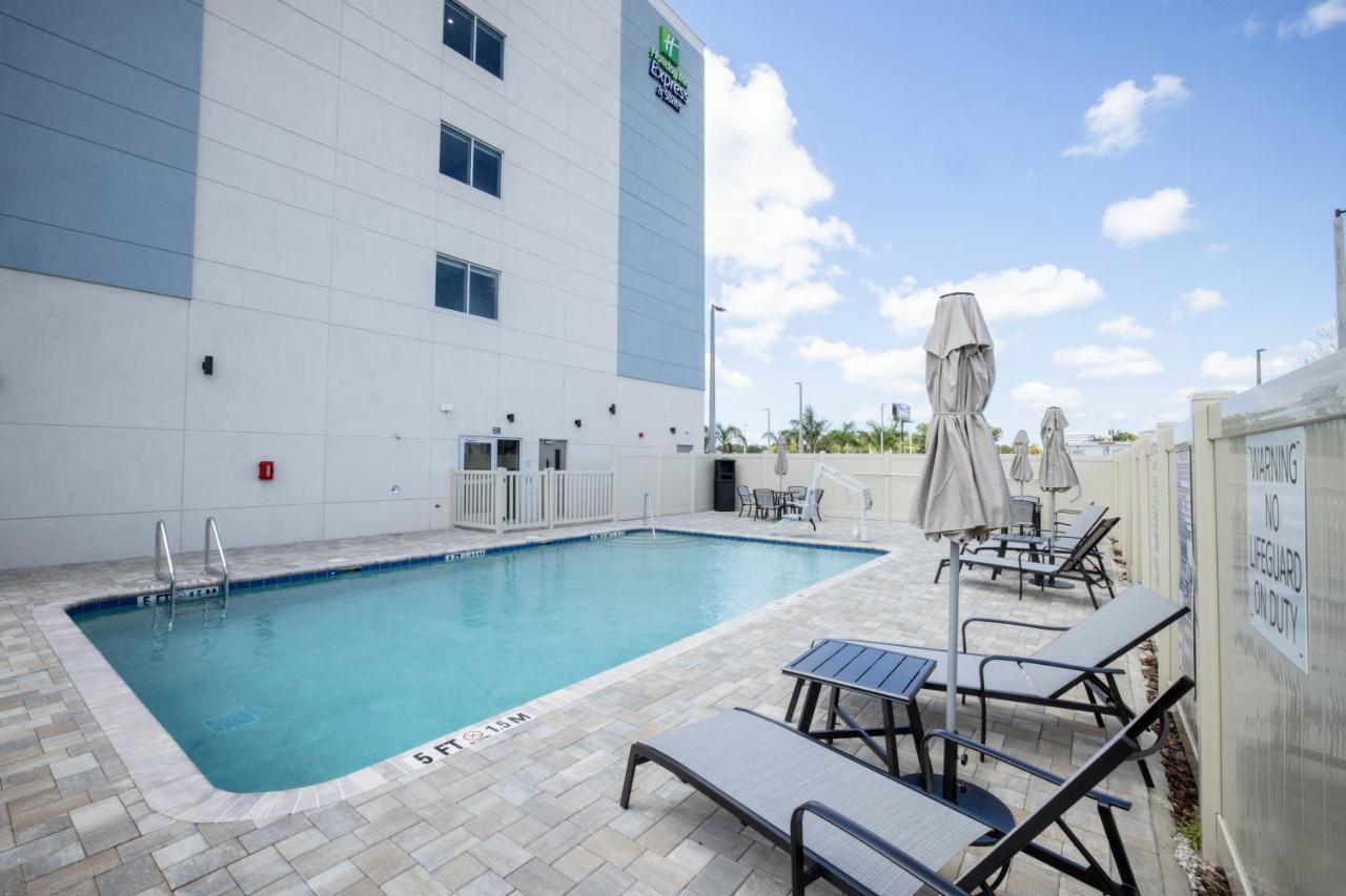 Holiday Inn Express & Suites Tampa Stadium - Airport Area, An Ihg Hotel Exterior photo
