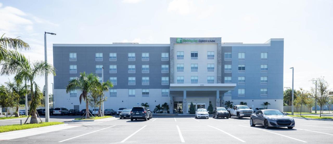 Holiday Inn Express & Suites Tampa Stadium - Airport Area, An Ihg Hotel Exterior photo